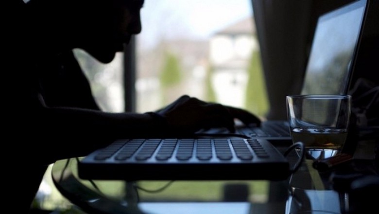 Američané trvají na manželství s notebookem