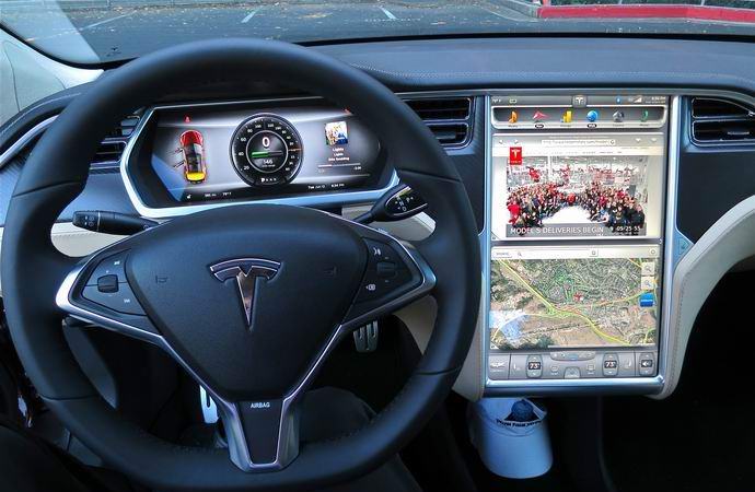 Američan zemřel řízením elektrického auta na autopilotu