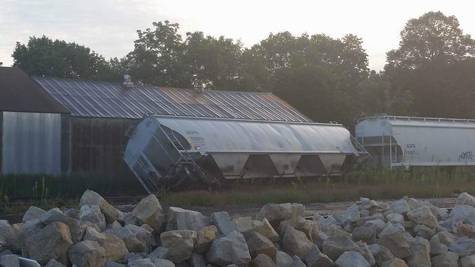 Americký bar mysticky přitáhl vykolejený vlak k sobě