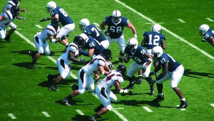 Americký astronaut se pokusil sledovat ISS s fotbalem