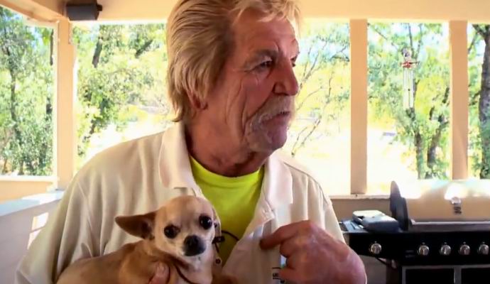 Americký důchodce porazil medvěda a chránil psy.