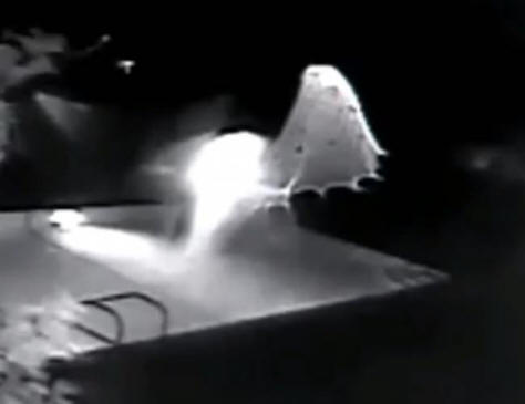 Abnormální jev byl natočen na kameře u bazénu