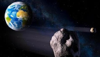 Asteroid s průměrem až 19 m v pátek bude létat mezi Zemí a Měsícem