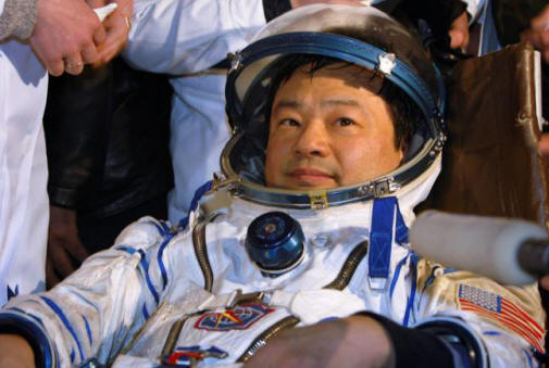 Astronaut Leroy Chiao viděl pod ISS podivná světla.