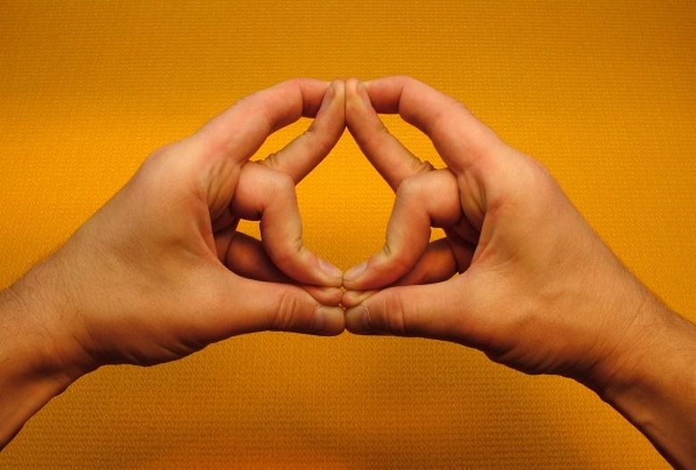 Nemocným se snadno vyhnete dlaněmi a prsty