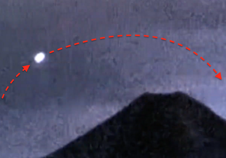 Velká mračna UFO přeletěla přes mexickou sopku Colima.