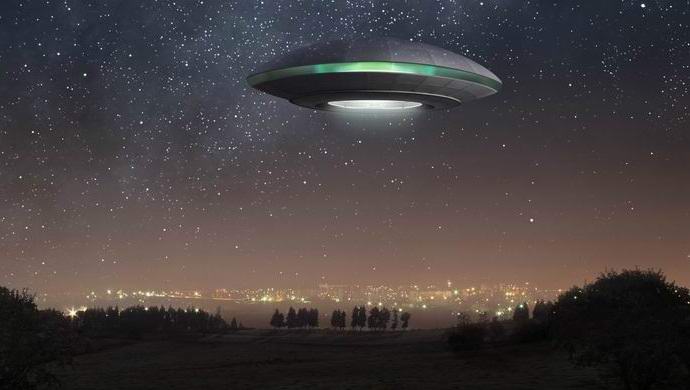 Britové fotografovali UFO létající mezi domy