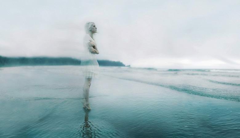 Brit vyfotografoval tajemného bílého ducha u řeky