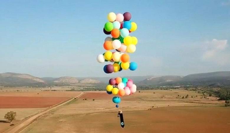 Brit stáhl do nebe ve stovkách balónků