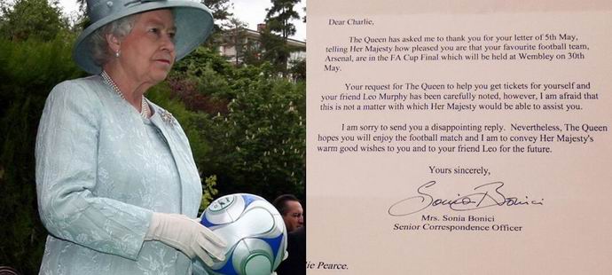 Britská královna odmítla pomoci fotbalovému fanoušku
