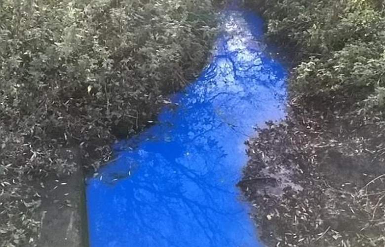 Britská řeka záhadně mění barvu