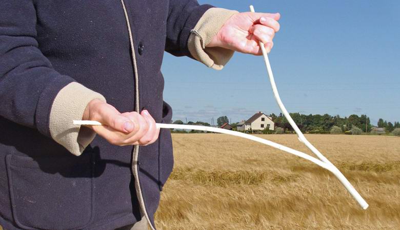 Britští instalatéři používají dowsing, aby usnadnili hledání netěsností a samotných dýmek.