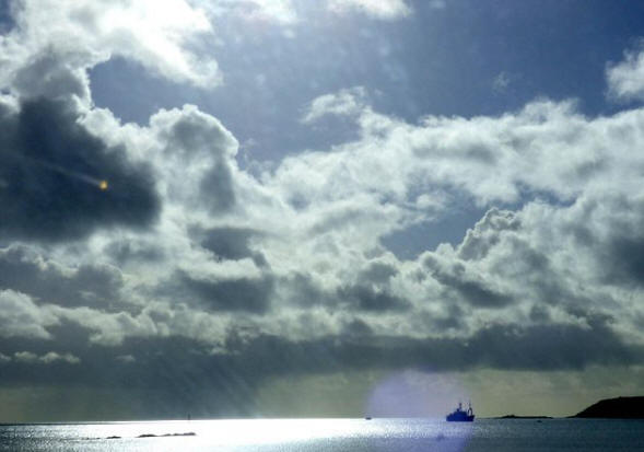 Britský starší občan fotografoval žlutý trojúhelníkový UFO