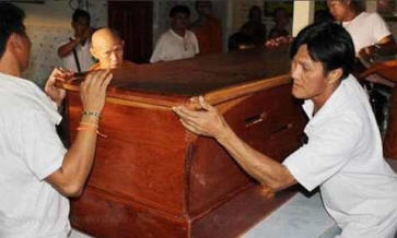 Buddhistický mnich slíbil, že se zpomalí na samovznícení.