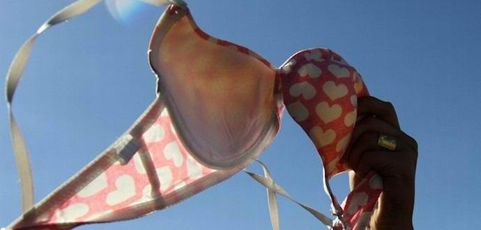 Podprsenka, jako neprůstřelná vesta, zachránila ženu před kulkou.