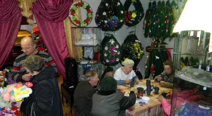 Čaj pro veterány mezi pohřební věnce a rakve