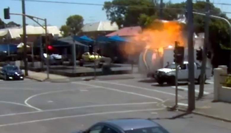 Muž zmizí ve videu těsně před výbuchem auta