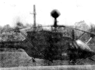 Černý vrtulník honí lidi