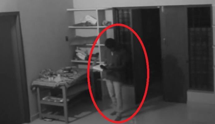 Ďábel napadl člověka ze skříně