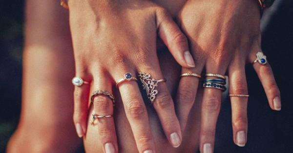 prsteny na rukou 
