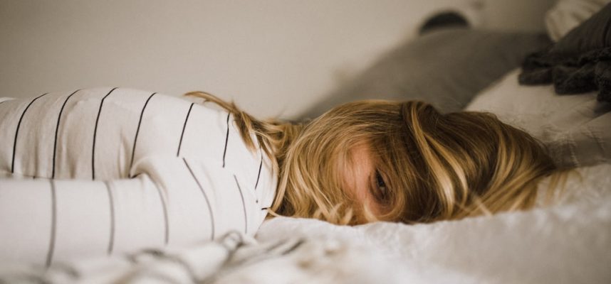 Cítíte se během izolace unavenější než obvykle?  Psychologové vysvětlují proč 
