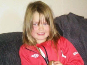 Šílená dívka kráčela pět kilometrů po dálnici, aniž by se ublížila.