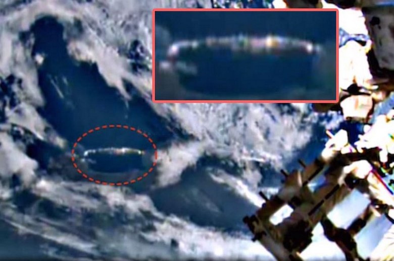 Dlouhá doutníková UFO se skrývá v oblacích pod ISS