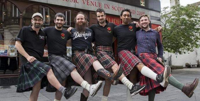 Obtěžování návštěvníků způsobuje, že skotští číšníci odmítají nosit kilty