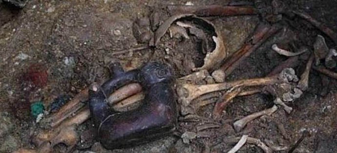 Starověké pohřebiště lidí s prodlouženými lebkami