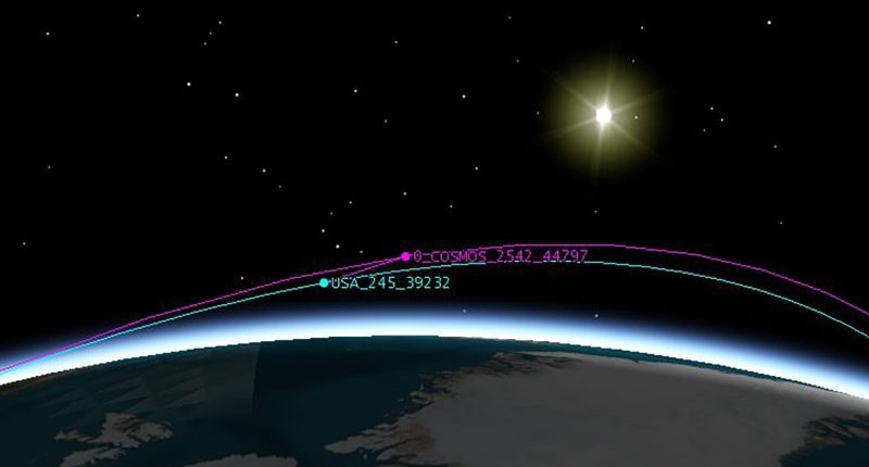 Dvě ruské kosmické lodě pronásledují americký špionážní satelit 