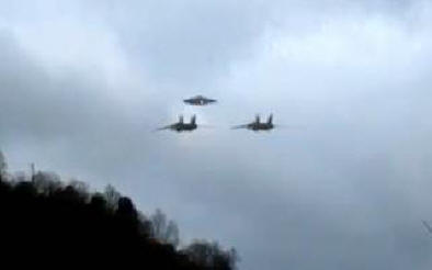 Dva vojenské letouny doprovázejí UFO, vysoce kvalitní střelbu z Itálie