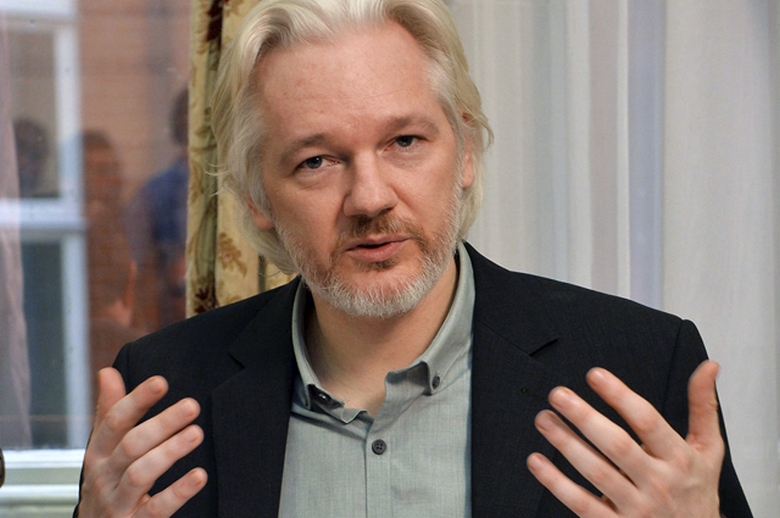 Julian Assange zveřejnil zvláštní kódování: konspirační terapeuti se ztrátou