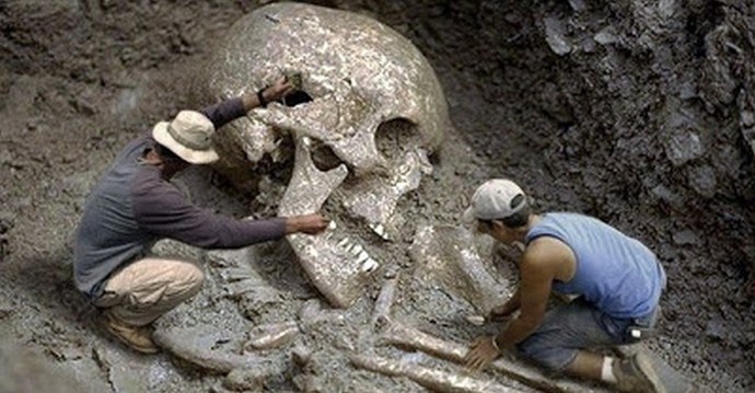 Egyptské pyramidy postavené obry