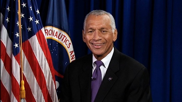 Bývalý šéf NASA Charles Bolden zmizel beze stopy