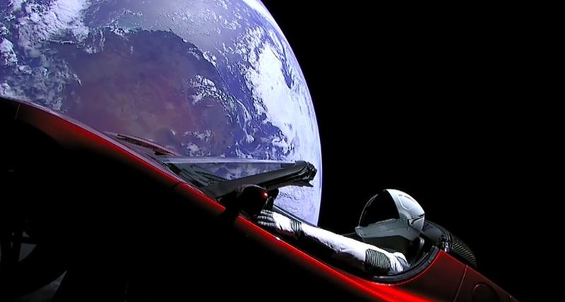 Elektrické auto Tesla provedlo svou první revoluci kolem Slunce