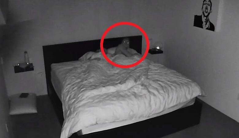 Pokud se spící člověk dívá na kameru, pak s ním něco není v pořádku.