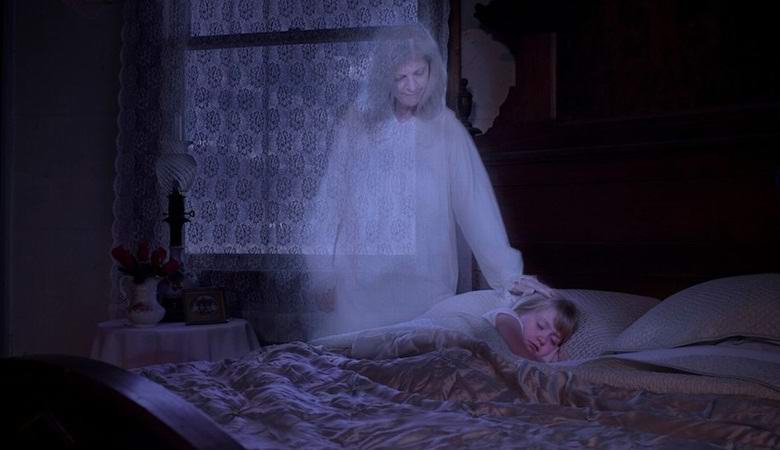 Fantomová postava zachycená v dětském pokoji