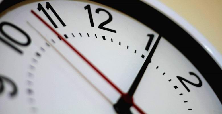 Fyzici navrhli existenci vesmíru, kde čas plyne zpět.