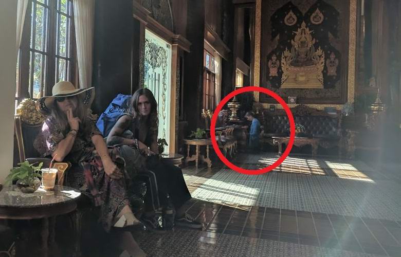 Fotografie ženy, která se rozrostla na podlahu zmatených uživatelů.