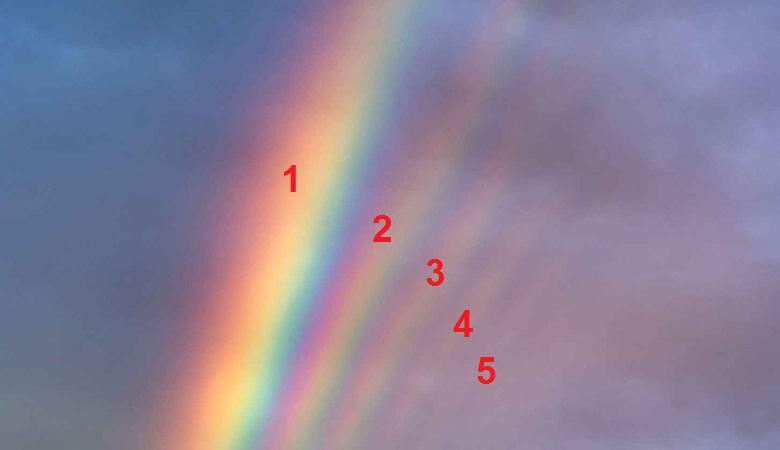 Fotograf zachytil fantasticky vzácnou pěticípou duhu