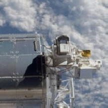 Obrovský doutník ve tvaru UFO se vznášel nad ISS znovu