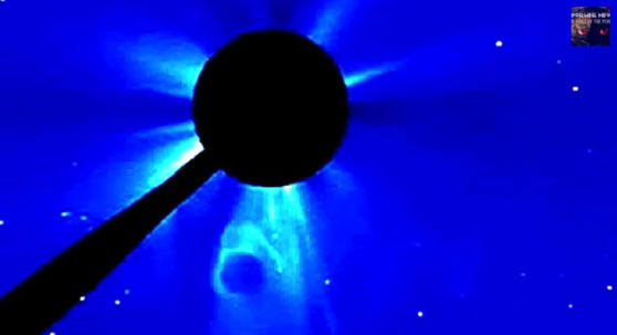 Obrovským objektem na obrázku SOHO je notoricky známá planeta Nibiru?
