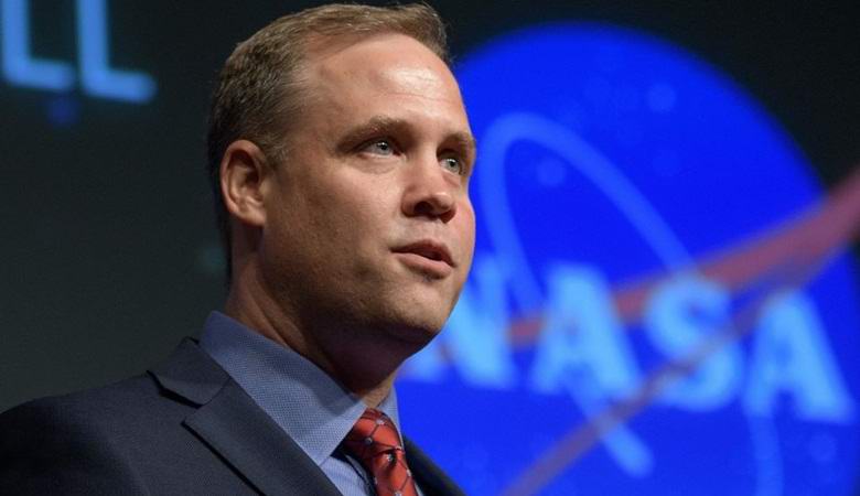 Vedoucí NASA varoval před hrozbou kolize asteroidů se Zemí.