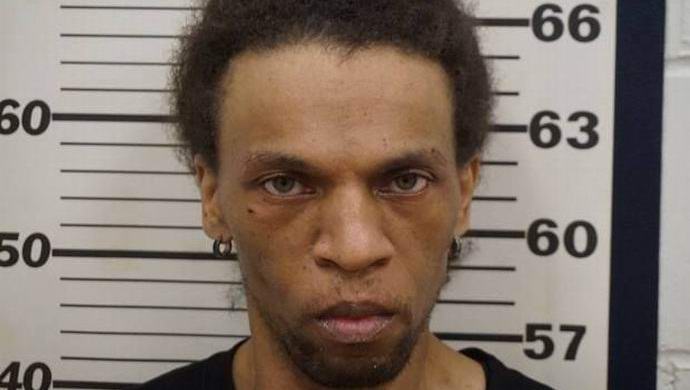 Lupič na tři dny schovaný pod postelí v podivném domě