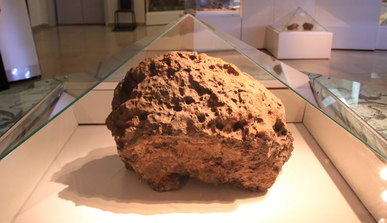 Fragment Čeljabinského meteoritu uložený v muzeu byl považován za nebezpečný