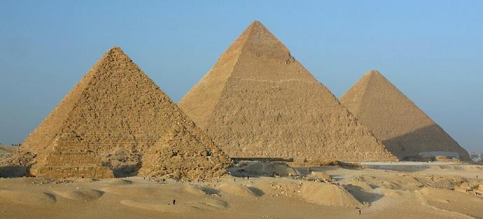 A znovu se vracím do pyramid ve starověkém Egyptě.