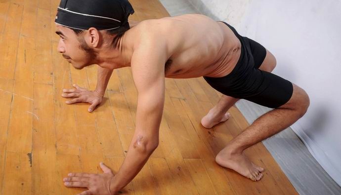 Indický teenager udeřil internet flexibilitou svého těla.