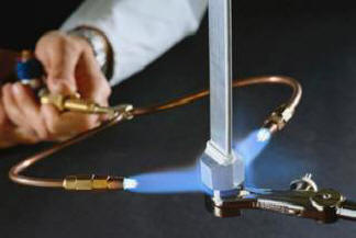 Inovativní zařízení mění vodu v oheň. Video