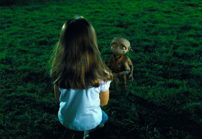 Cizinci jsou jen částí tajemného světa kolem nás.