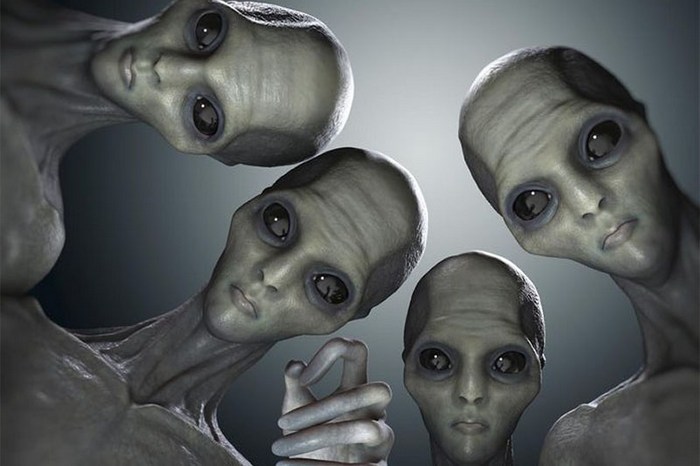 Mimozemšťané jsou také zvědaví.